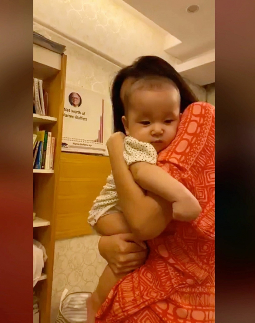 Bé 7 tháng với bàn tay tinh nghịch chạm ngực mai phương thuý 30 phút livestream hút nghìn like - 3