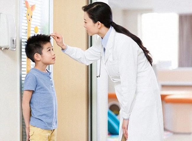 Bé 8 tuổi cao 115 cm vì mẹ bổ sung quá nhiều canxi tương lai không cao thêm - 1