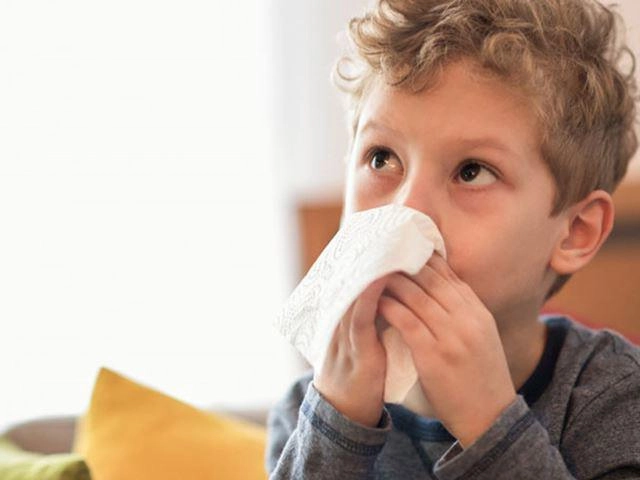 Bé bị ho khan từng cơn phải làm sao - 1