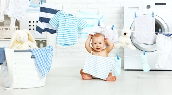 Bé bị kích ứng da ba mẹ hãy chú ý tới việc giặt đồ - 1