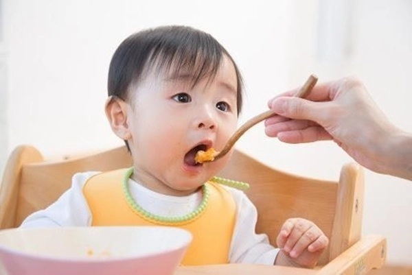 Bé biếng ăn kém hấp thu chậm tăng cân mẹ đừng quá lo - 2