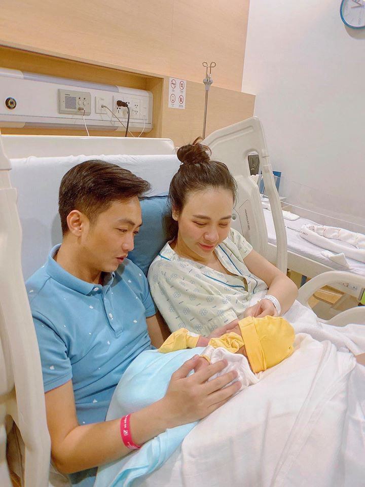Bế con thôi cường đô la vẫn diện vest đi giày hiệu bảnh bao lí do đằng sau đáng nể - 6