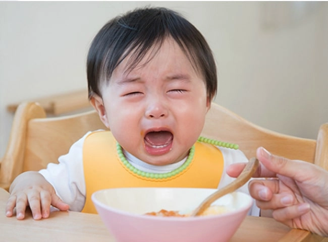 Bé gái yếm đỏ mũm mĩm đốn tim nhiều người vì háu ăn giật cả bát từ tay mẹ - 6
