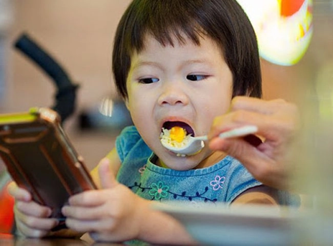 Bé gái yếm đỏ mũm mĩm đốn tim nhiều người vì háu ăn giật cả bát từ tay mẹ - 8