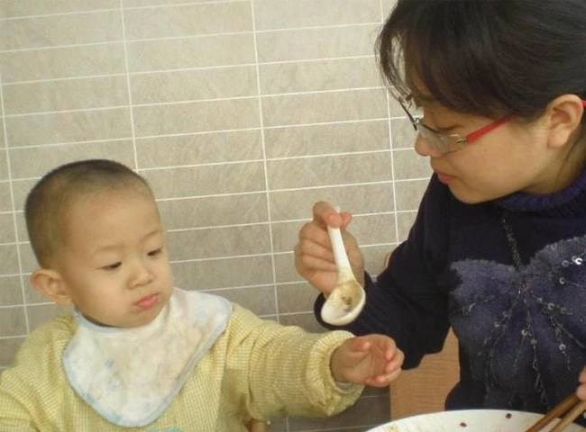 Bé gái yếm đỏ mũm mĩm đốn tim nhiều người vì háu ăn giật cả bát từ tay mẹ - 10