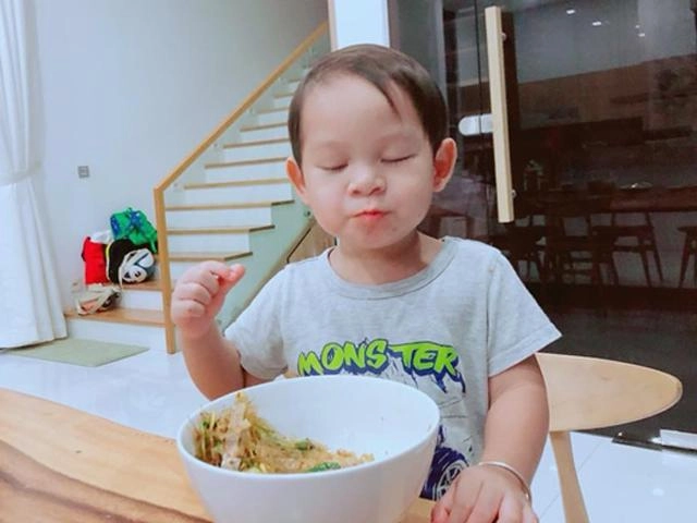 Bé gái yếm đỏ mũm mĩm đốn tim nhiều người vì háu ăn giật cả bát từ tay mẹ - 11