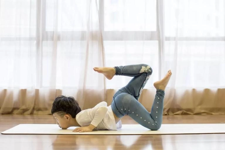 Bé trai 7 tuổi gây sốt khi kiếm được 350 triệu đồng nhờ dạy yoga - 1