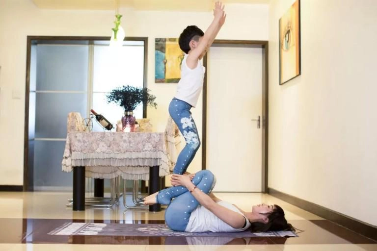 Bé trai 7 tuổi gây sốt khi kiếm được 350 triệu đồng nhờ dạy yoga - 3