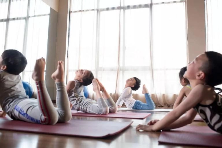 Bé trai 7 tuổi gây sốt khi kiếm được 350 triệu đồng nhờ dạy yoga - 5