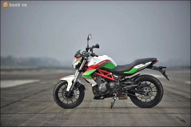 Benelli b302 ngụy trang cực đỉnh qua mô hình ducati 959 - 2