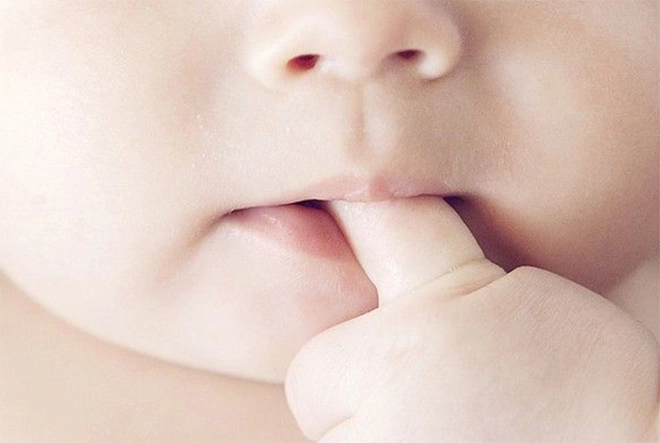 Bí quyết giúp trẻ cai mút tay một cách dễ dàng và vui vẻ - 1