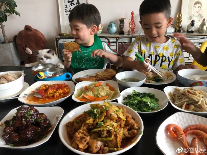 Bố 1m80 mẹ 1m68 nhưng con thấp nhất lớp biết lý do thì đã quá muộn - 2