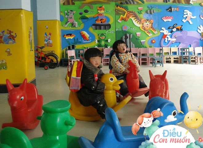 Bố đón con muộn phản ứng của cô bé khiến bác bảo vệ phía sau cũng gật gù - 3