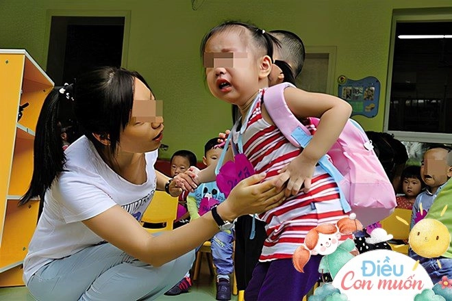 Bố đón con muộn phản ứng của cô bé khiến bác bảo vệ phía sau cũng gật gù - 6