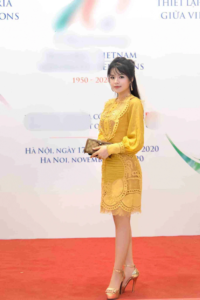 Btv chân ngắn nhất nhà đài diện đầm khoét ngực hiểm hóc soi càng kĩ càng nể độ tinh tế - 2