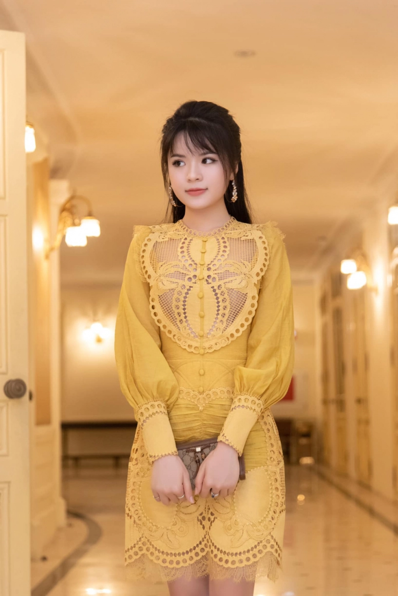 Btv chân ngắn nhất nhà đài diện đầm khoét ngực hiểm hóc soi càng kĩ càng nể độ tinh tế - 3