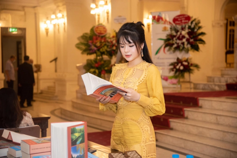 Btv chân ngắn nhất nhà đài diện đầm khoét ngực hiểm hóc soi càng kĩ càng nể độ tinh tế - 4