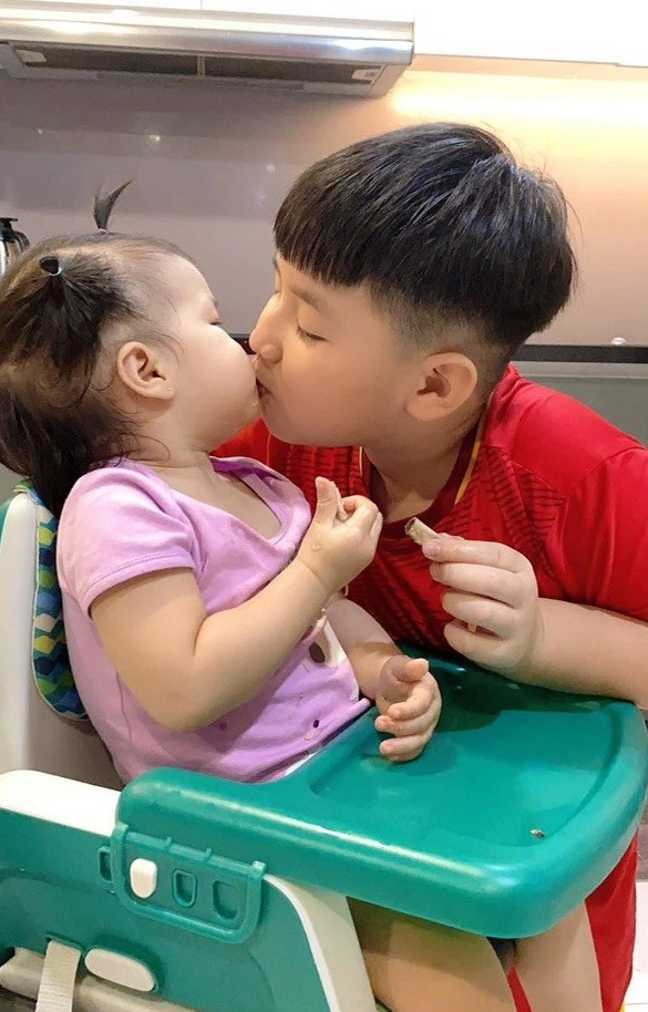 Con trai riêng lê phương hôn môi em gái cùng mẹ khác cha dân mạng nói đừng nên - 3