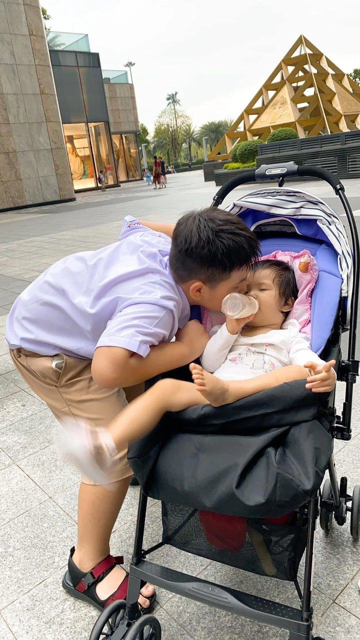 Con trai riêng lê phương hôn môi em gái cùng mẹ khác cha dân mạng nói đừng nên - 5