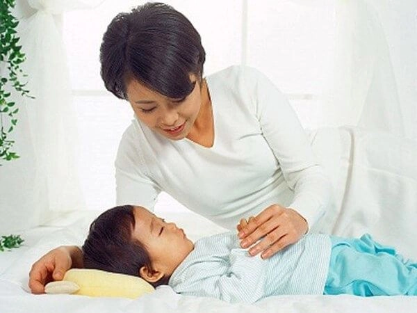 Bức ảnh ông bà xúm vào khi cháu ngủ dân mạng thở dài sớm muộn cũng làm hư đứa trẻ - 4