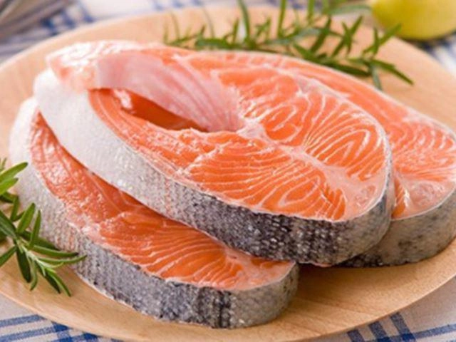Cách dùng rau chùm ngây nấu cháo cho bé cùng cá hồi - 5