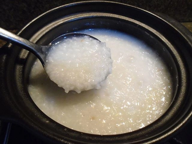 Cách dùng rau chùm ngây nấu cháo cho bé cùng cá hồi - 6