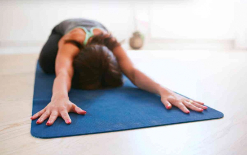 Cách làm sạch thảm tập yoga nhanh và bền đẹp - 1