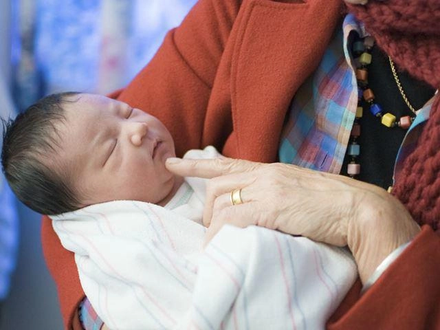 Cach nhân biêt tre sơ sinh nong hay lanh mẹ nên lưu ý - 3