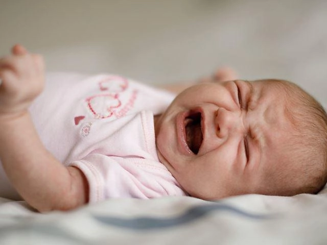 Cách trị trẻ sơ sinh ngủ ngày thức đêm không còn quấy khóc - 1