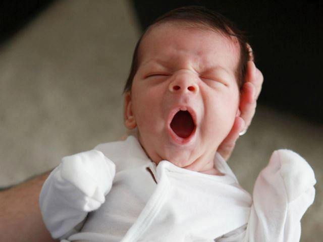 Cách trị trẻ sơ sinh ngủ ngày thức đêm không còn quấy khóc - 2
