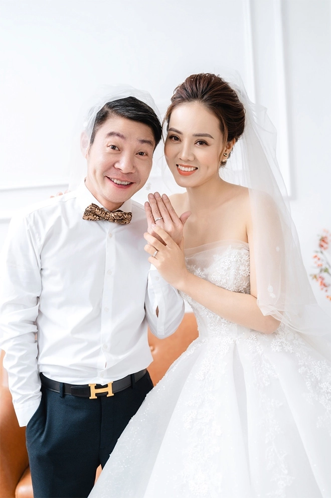 Cận cảnh nhẫn cưới của nsnd công lý và vợ hot girl - 1