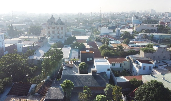 Căn nhà mái ngói đen độc đáo kết nối ba thế hệ ở thành phố hồ chí minh - 1