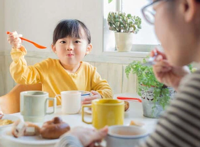 Cậu bé có đôi má phi thực tế gây cười nhưng khi quay mặt lại người mẹ rất lo lắng - 4