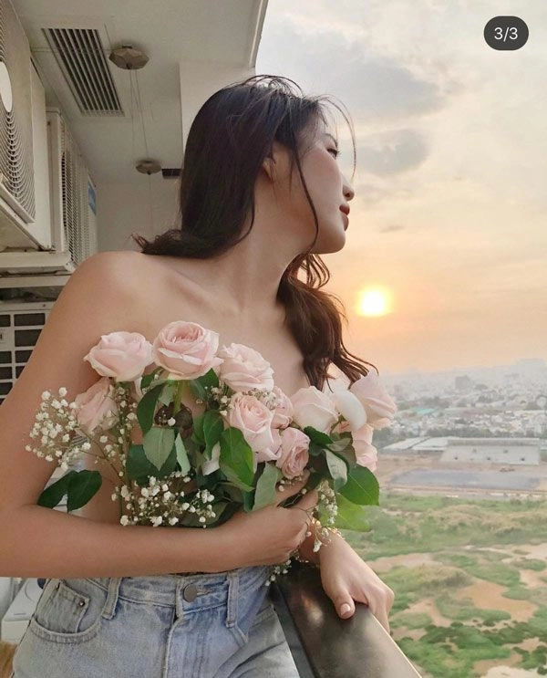 Chẳng buồn diện áo cô gái lấy hoa hồng che ngực trần làm chao đảo mạng xã hội - 1