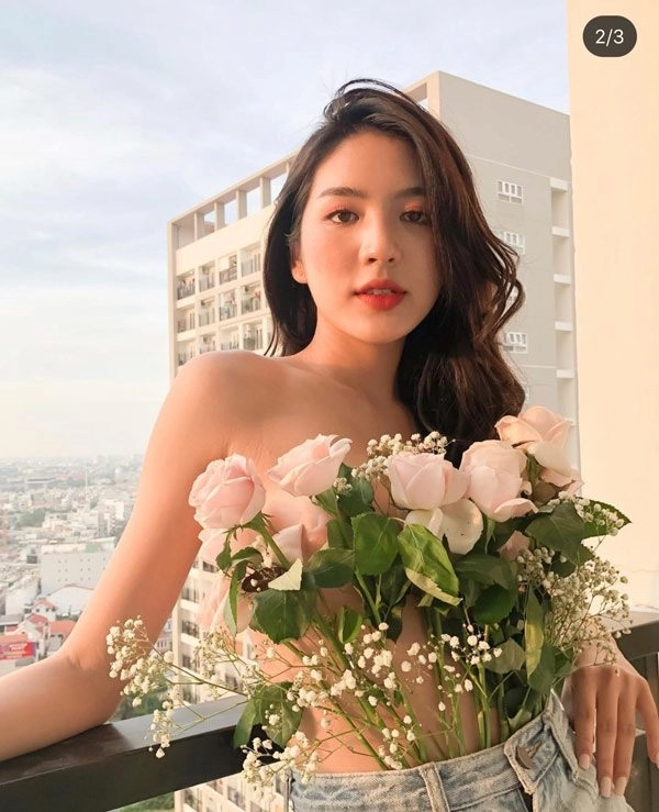 Chẳng buồn diện áo cô gái lấy hoa hồng che ngực trần làm chao đảo mạng xã hội - 2