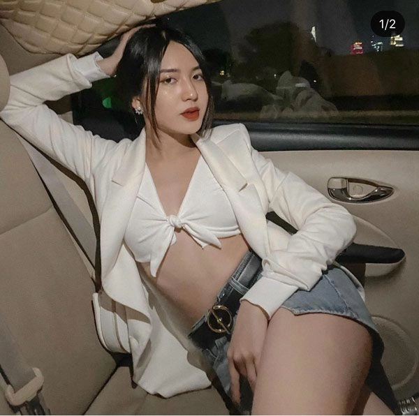 Chẳng buồn diện áo cô gái lấy hoa hồng che ngực trần làm chao đảo mạng xã hội - 8