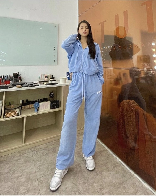 Chẳng mê sắm túi hiệu hay cao gót thục nữ sao việt chuyển hướng style với món đồ rất chiến - 13