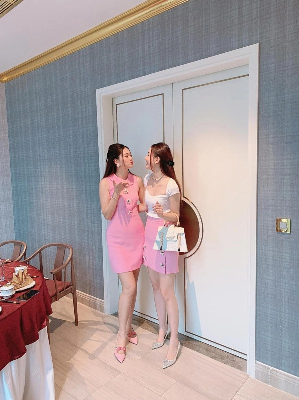 Chị em á hậu bị ghét nhất vbiz đọ hàng hiệu khủng nhưng sao nhìn qua chỉ thấy sến - 5