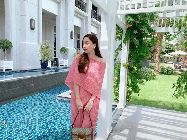 Chị em á hậu bị ghét nhất vbiz đọ hàng hiệu khủng nhưng sao nhìn qua chỉ thấy sến - 7