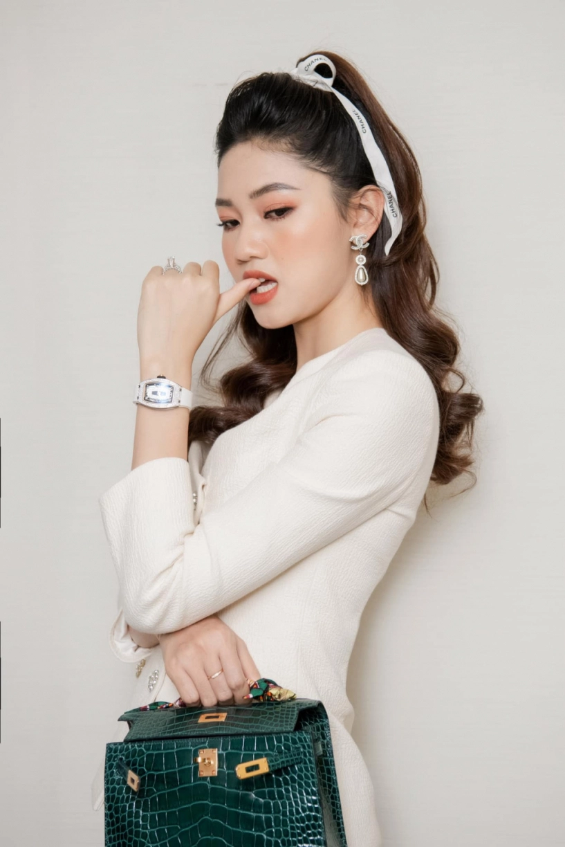 Chị em á hậu bị ghét nhất vbiz đọ hàng hiệu khủng nhưng sao nhìn qua chỉ thấy sến - 9