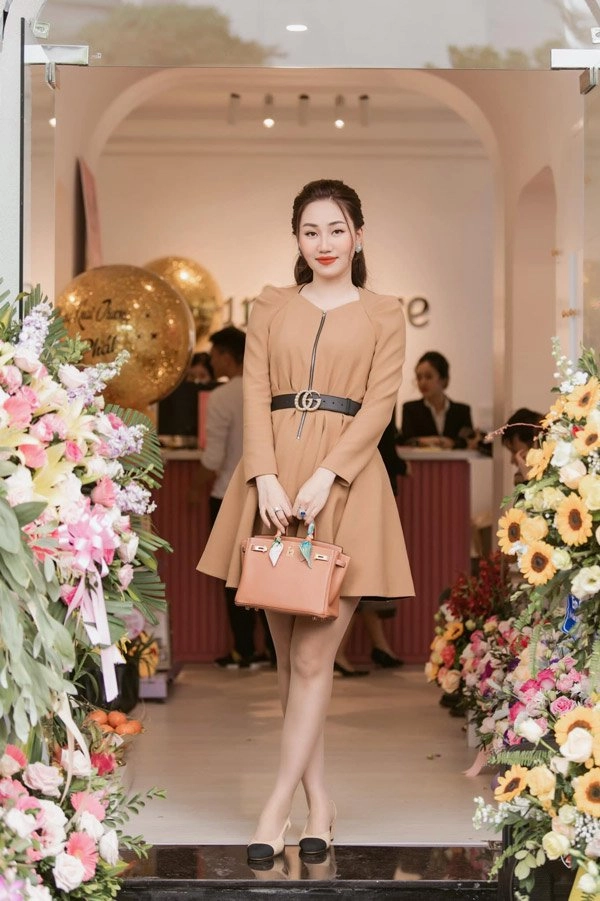 Chị em á hậu bị ghét nhất vbiz đọ hàng hiệu khủng nhưng sao nhìn qua chỉ thấy sến - 14