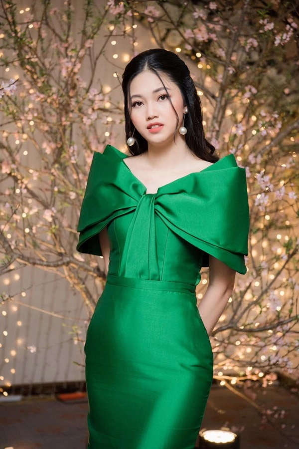 Chị em á hậu bị ghét nhất vbiz đọ hàng hiệu khủng nhưng sao nhìn qua chỉ thấy sến - 21