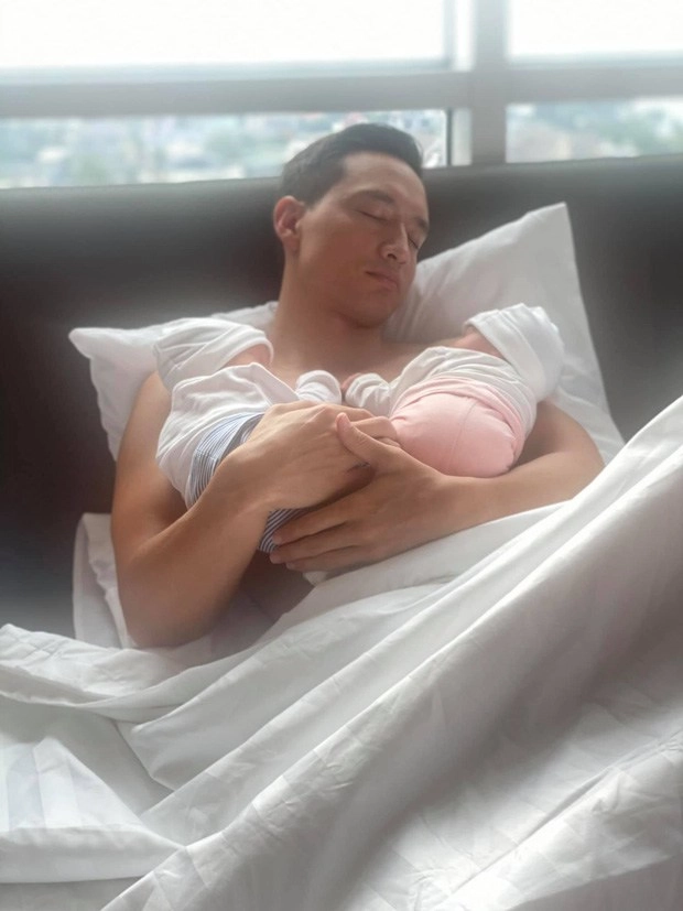 Được hà hồ sinh cho đủ trai gái nhưng kim lý nhiều lần có biểu hiện cuồng bé lisa hơn - 6
