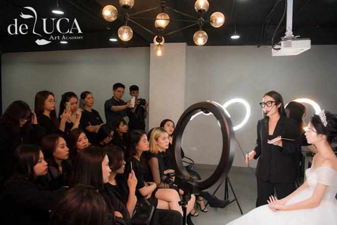 Chuyên gia trang điểm tâm tâm makeup không nhấn chìm gương mặt trong một bể son phấn - 3