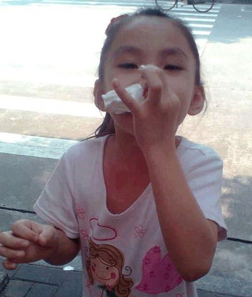 Cô giáo cầm máu sai cách khiến bé mẫu giáo ho sặc sụa bác sĩ mắng té tát - 2