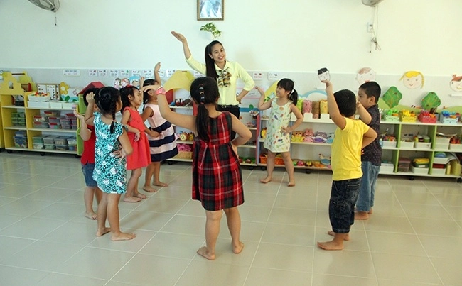 Cô giáo mầm non xinh đẹp nổi bật dưới hàng ghế khiến các bố ngất ngây - 2