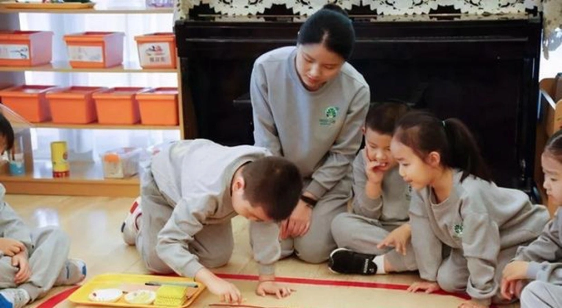 Cô giáo mầm non xinh đẹp nổi bật dưới hàng ghế khiến các bố ngất ngây - 5