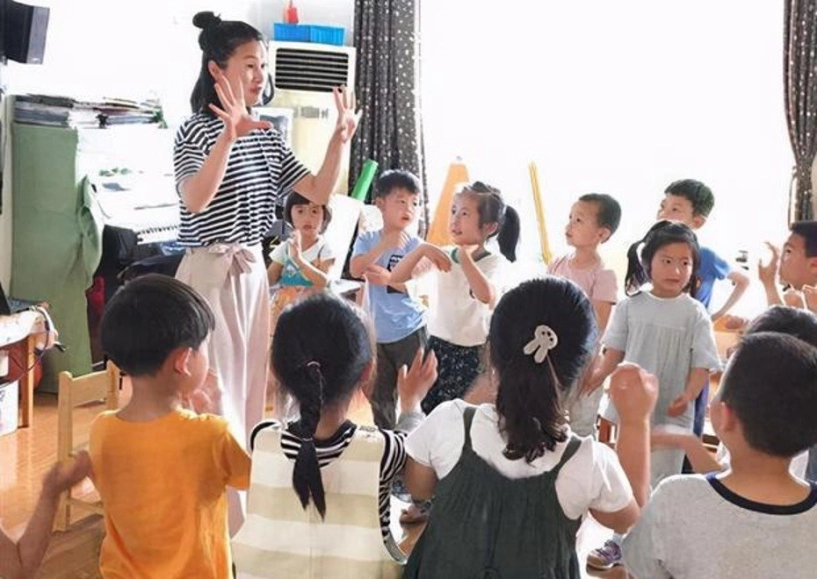 Cô giáo mầm non xinh đẹp nổi bật dưới hàng ghế khiến các bố ngất ngây - 6