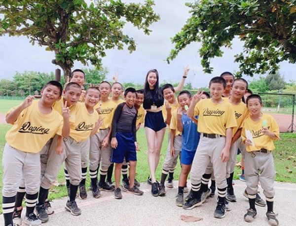 Cô giáo tiểu học chuyên mặc quần siêu ngắn đi dạy nhìn ảnh đời thường các bố toát mồ hôi - 9