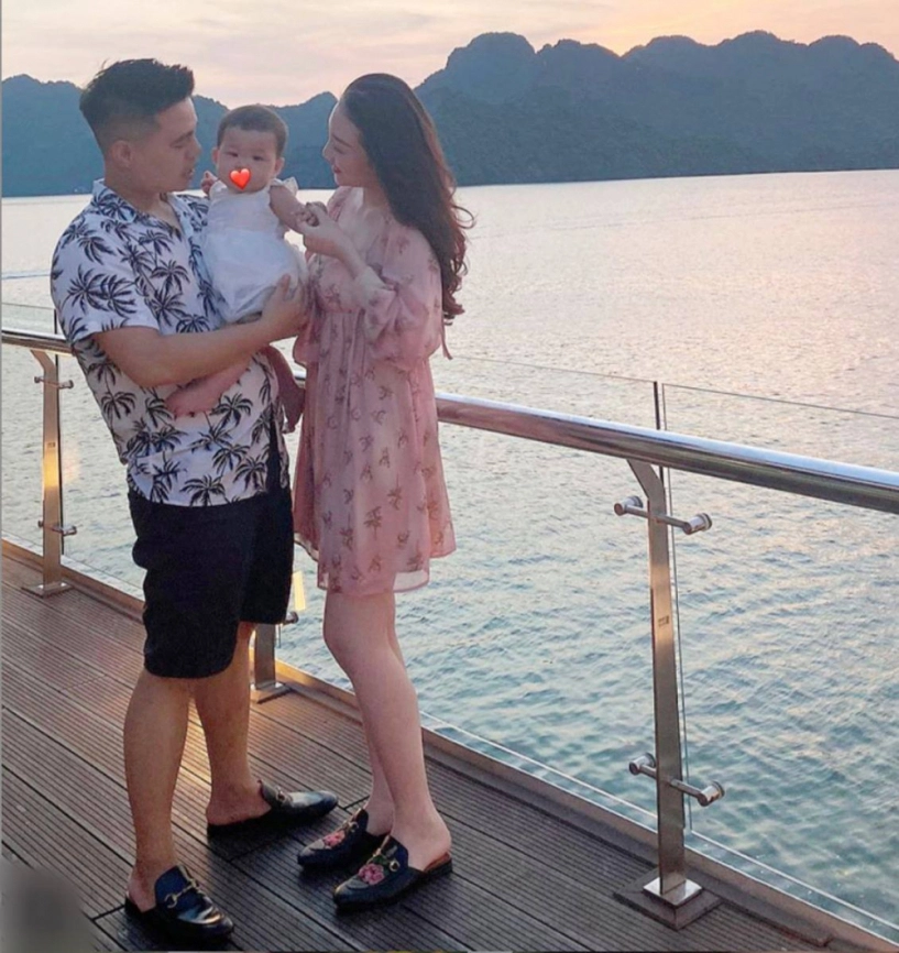 Con 8 tháng cô dâu 200 cây vàng diện bikini dây trên du thuyền làm mẹ vẫn quá sang chảnh - 3